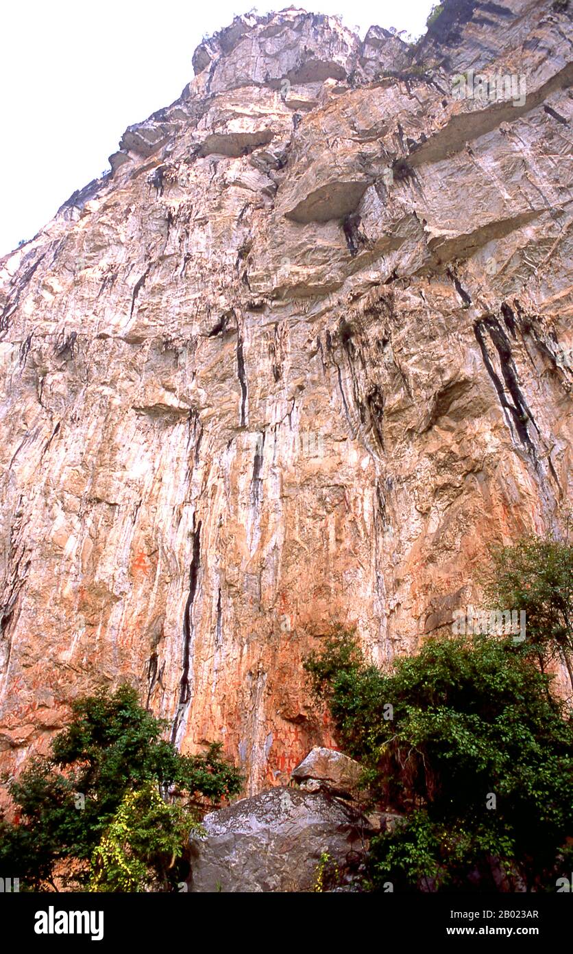 Cina: I dipinti della scogliera di Huashan (Huashan Bihua), il fiume Zuo (Zuo Jiang), la riserva naturale di Longrui, provincia del Guangxi. I dipinti della scogliera Huashan si trovano lungo il fiume Zuo nella provincia del Guangxi e si ritiene che abbiano circa 2000 anni. Ci sono 60 dipinti in tutto con un totale di 1.770 figure umane. I dipinti furono eseguiti dal popolo Luoyue, antenati della locale minoranza Zhuang. Lo Zuojiang o fiume Zuo (letteralmente "fiume sinistro") è un fiume della provincia del Guangxi, nella Cina meridionale. Sfocia nel Mar Cinese meridionale. Foto Stock