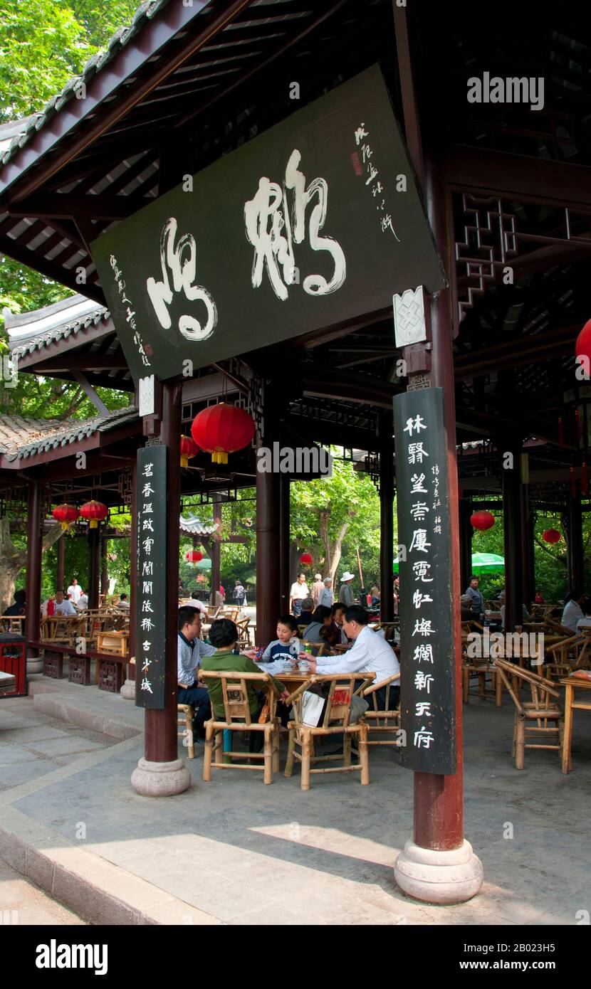 Cina: Una casa da tè a Renmin Gongyuan (Parco del popolo), Chengdu, provincia di Sichuan. Chengdu, precedentemente nota come Chengtu, è la capitale della provincia del Sichuan nel sud-ovest della Cina. All'inizio del IV secolo a.C., il IX re Kaiming dell'antico Shu trasferì la sua capitale nella posizione attuale della città dall'attuale vicino Pixian. Secondo la tradizione orale, il tè è stato coltivato in Cina per più di quattro millenni. I primi resoconti scritti sulla preparazione del tè, tuttavia, risalgono al 350 d.C. circa, quando divenne per la prima volta una bevanda alla corte imperiale. Foto Stock