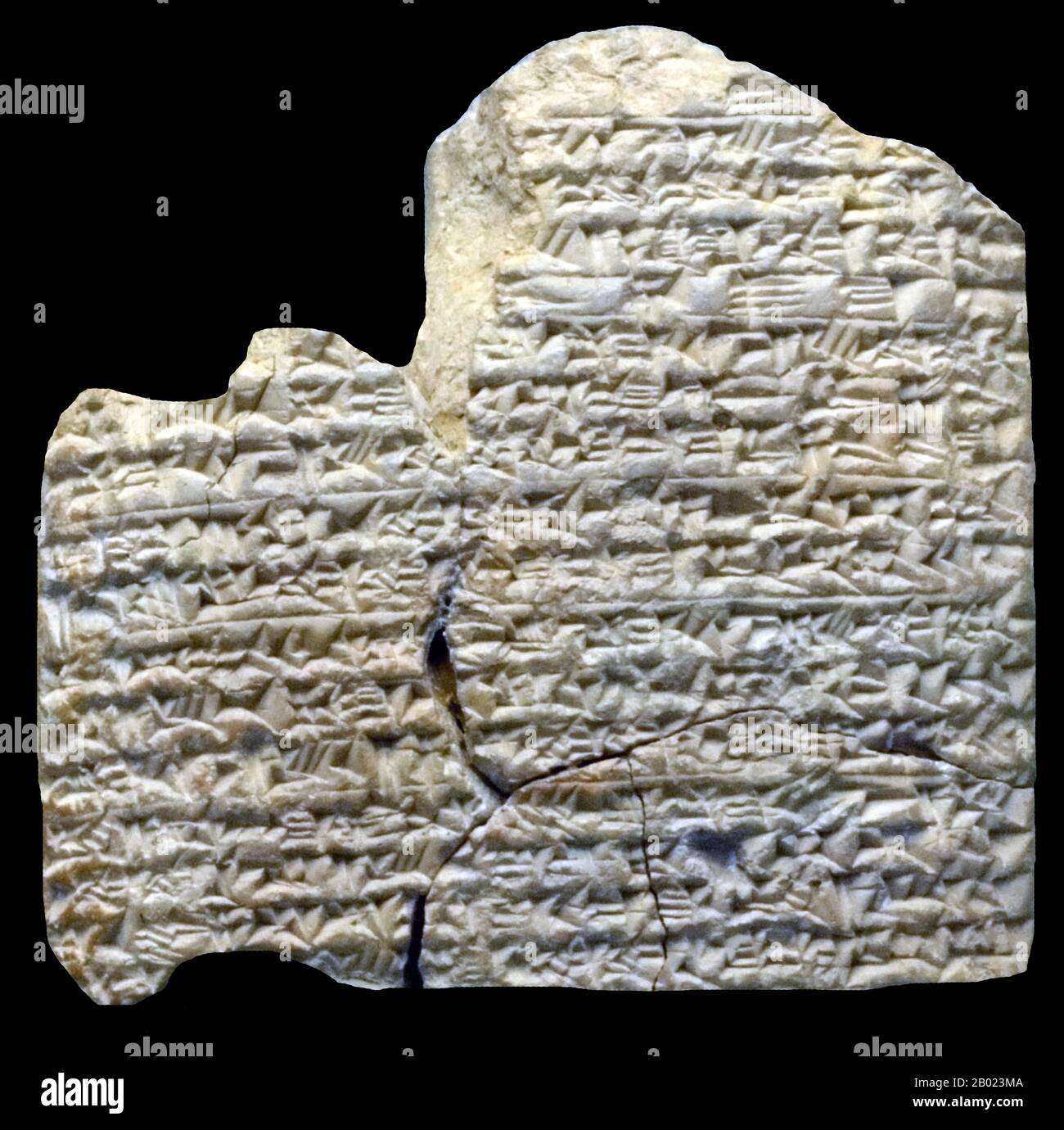 Iraq/Mesopotamia: Parte di una tavoletta cuneiforme con istruzioni per la tintura della lana, di Sippar, periodo neo-babilonese, 600-500 a.C. Foto di Fæ (licenza CC BY-SA 3,0). La scrittura cuneiforme è una delle prime forme note di espressione scritta. Emergendo in Sumer intorno al 30 a.C., con i predecessori che raggiungevano la fine del IV millennio (periodo Uruk IV), la scrittura cuneiforme iniziò come un sistema di pittogrammi. Nei tre millenni lo script si è esteso, le rappresentazioni pittoriche sono diventate semplificate e più astratte, poiché anche il numero di caratteri in uso è cresciuto gradualmente più piccolo. Foto Stock