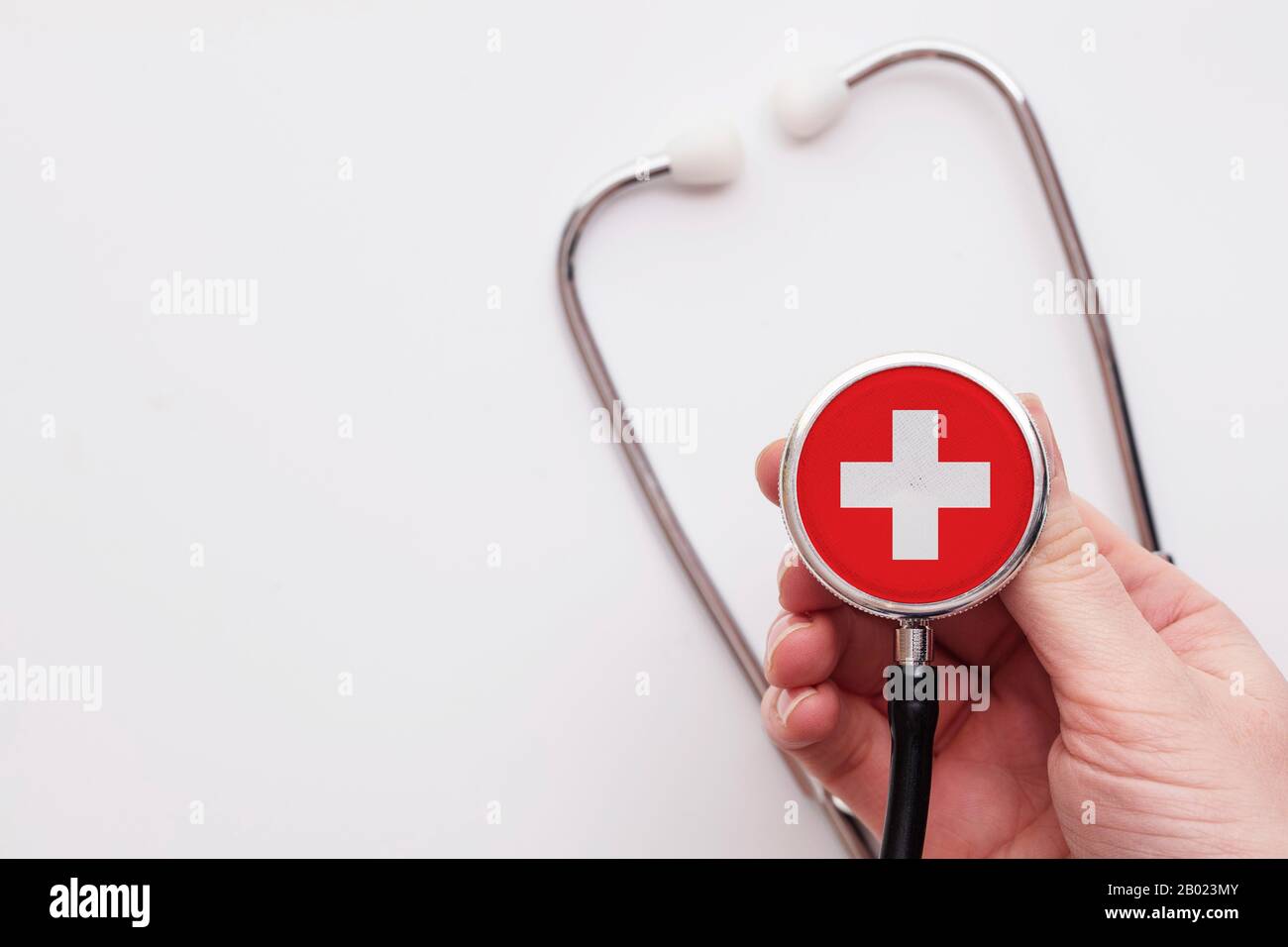 Il concetto sanitario della Svizzera. Medico che detiene uno stetoscopio medico. Foto Stock