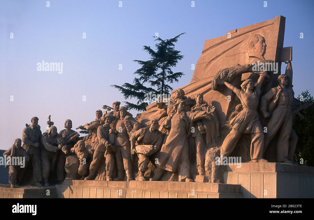 Piazza Tiananmen è la terza piazza pubblica più grande del mondo, che si estende su 100 acri di terreno. E' stato usato come luogo di ritrovo pubblico sia durante le dinastie Ming che Qing. La piazza è il cuore politico della Cina moderna. Gli studenti universitari di Pechino sono venuti qui per protestare contro le richieste giapponesi alla Cina nel 1919, ed è stato dal rostro della porta della pace celeste che il presidente Mao ha annunciato l'istituzione della Repubblica Popolare Cinese nel 1949. Più di un milione di persone si riunirono qui nel 1976 per piangere il passaggio del leader comunista Zhou Enlai. Nel 1989, la piazza era il luogo di formica massiccia Foto Stock