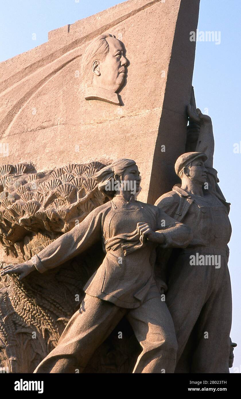 Piazza Tiananmen è la terza piazza pubblica più grande del mondo, che si estende su 100 acri di terreno. E' stato usato come luogo di ritrovo pubblico sia durante le dinastie Ming che Qing. La piazza è il cuore politico della Cina moderna. Gli studenti universitari di Pechino sono venuti qui per protestare contro le richieste giapponesi alla Cina nel 1919, ed è stato dal rostro della porta della pace celeste che il presidente Mao ha annunciato l'istituzione della Repubblica Popolare Cinese nel 1949. Più di un milione di persone si riunirono qui nel 1976 per piangere il passaggio del leader comunista Zhou Enlai. Nel 1989, la piazza era il luogo di formica massiccia Foto Stock