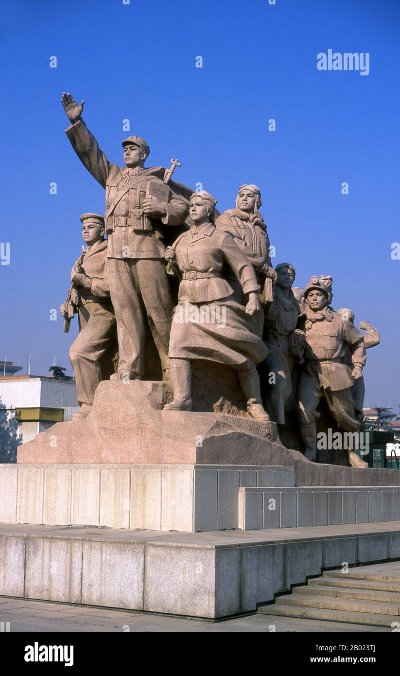 Piazza Tiananmen è la terza piazza pubblica più grande del mondo, che si estende su 100 acri di terreno. E' stato usato come luogo di ritrovo pubblico sia durante le dinastie Ming che Qing. La piazza è il cuore politico della Cina moderna. Gli studenti universitari di Pechino sono venuti qui per protestare contro le richieste giapponesi alla Cina nel 1919, ed è stato dal rostro della porta della pace celeste che il presidente Mao ha annunciato l'istituzione della Repubblica Popolare Cinese nel 1949. Più di un milione di persone si riunirono qui nel 1976 per piangere il passaggio del leader comunista Zhou Enlai. Nel 1989, la piazza era il luogo di formica massiccia Foto Stock