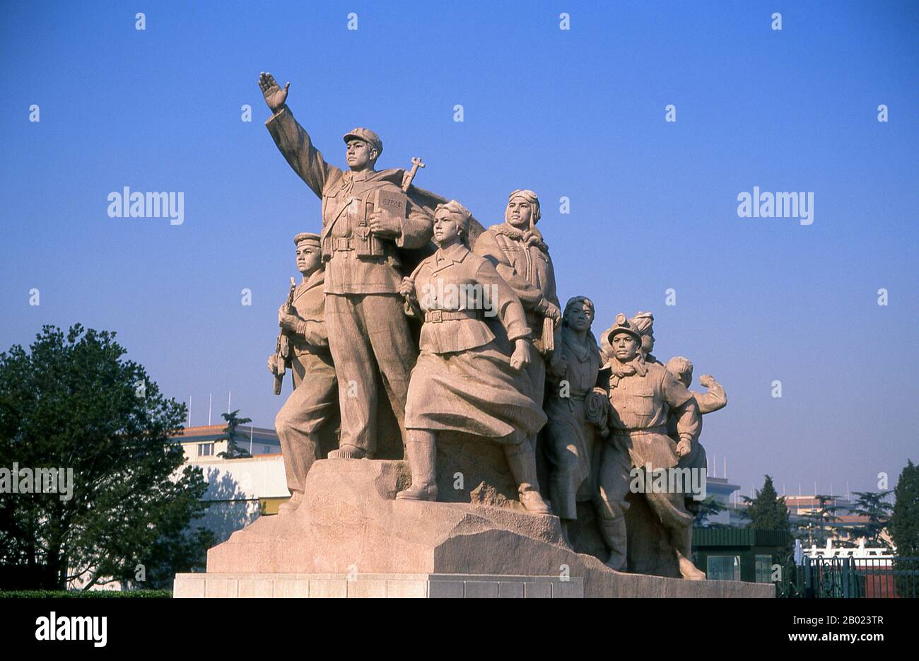 Piazza Tiananmen è la terza piazza pubblica più grande del mondo, che si estende su 100 acri di terreno. E' stato usato come luogo di ritrovo pubblico sia durante le dinastie Ming che Qing. La piazza è il cuore politico della Cina moderna. Gli studenti universitari di Pechino sono venuti qui per protestare contro le richieste giapponesi alla Cina nel 1919, ed è stato dal rostro della porta della pace celeste che il presidente Mao ha annunciato l'istituzione della Repubblica Popolare Cinese nel 1949. Più di un milione di persone si riunirono qui nel 1976 per piangere il passaggio del leader comunista Zhou Enlai. Nel 1989, la piazza era il luogo di formica massiccia Foto Stock