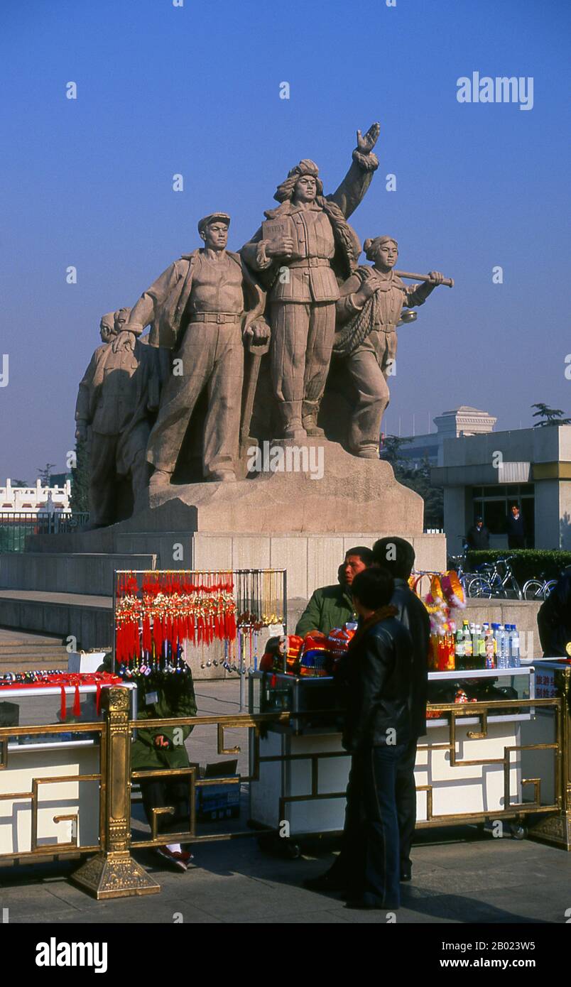 Piazza Tiananmen è la terza piazza pubblica più grande del mondo, che si estende su 100 acri di terreno. E' stato usato come luogo di ritrovo pubblico sia durante le dinastie Ming che Qing. La piazza è il cuore politico della Cina moderna. Gli studenti universitari di Pechino sono venuti qui per protestare contro le richieste giapponesi alla Cina nel 1919, ed è stato dal rostro della porta della pace celeste che il presidente Mao ha annunciato l'istituzione della Repubblica Popolare Cinese nel 1949. Più di un milione di persone si riunirono qui nel 1976 per piangere il passaggio del leader comunista Zhou Enlai. Nel 1989, la piazza era il luogo di formica massiccia Foto Stock