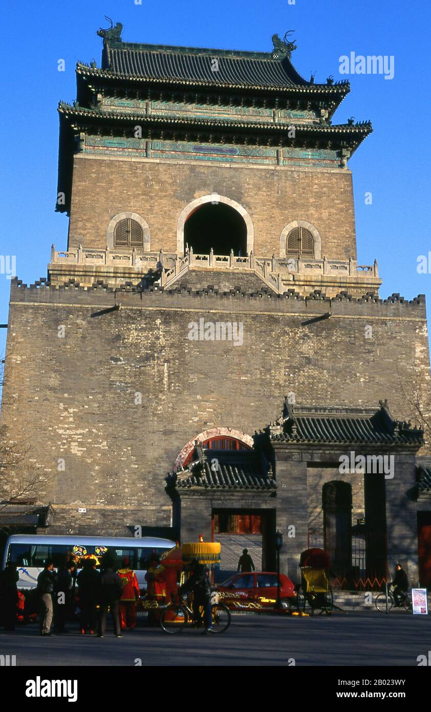 Cina: Campanile (Zhonglou), Pechino. Le torri Drum (Gǔlóu) e Bell (Zhōnglóu) furono originariamente costruite nel 1272 durante il regno di Kublai Khan (r. 1260-1294). L'imperatore Yongle (r. 1402-1424) ricostruì le torri nel 1420 e furono nuovamente rinnovate durante il regno dell'imperatore Qing Jiaqing (r. 1796-1820). Sia il tamburo che il campanile furono usati come cronisti durante le dinastie Yuan, Ming e Qing. Foto Stock