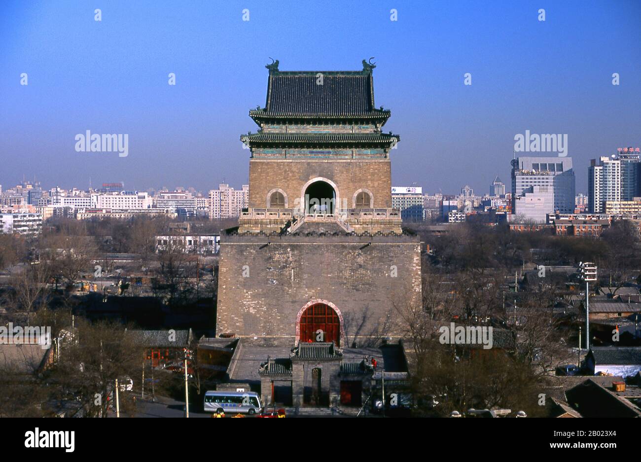 Cina: Campanile (Zhonglou), Pechino. Gli Hutong sono in circolazione da circa sette secoli, risalenti alla dinastia Yuan, quando Kublai Khan stabilì la sua capitale a Dadu, sul sito dell'attuale Pechino. In effetti, si ritiene che la parola hutong derivi dalla parola mongola hong tong, che significa pozzo d'acqua. Le torri Drum (Gǔlóu) e Bell (Zhōnglóu) furono originariamente costruite nel 1272 durante il regno di Kublai Khan (r. 1260-1294). L'imperatore Yongle (r. 1402-1424) ricostruì le torri nel 1420. Foto Stock