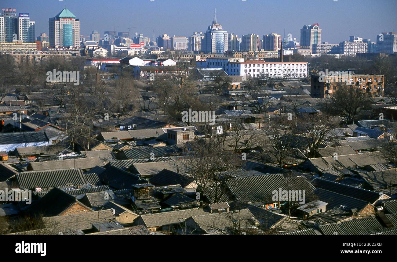 Cina: Vista dal Campanile (Zhonglou) su alcuni dei vecchi hutong della città, Pechino. Gli Hutong sono in circolazione da circa sette secoli, risalenti alla dinastia Yuan, quando Kublai Khan stabilì la sua capitale a Dadu, sul sito dell'attuale Pechino. In effetti, si ritiene che la parola hutong derivi dalla parola mongola hong tong, che significa pozzo d'acqua. Le torri Drum (Gǔlóu) e Bell (Zhōnglóu) furono originariamente costruite nel 1272 durante il regno di Kublai Khan (r. 1260-1294). L'imperatore Yongle (r. 1402-1424) ricostruì le torri nel 1420. Foto Stock