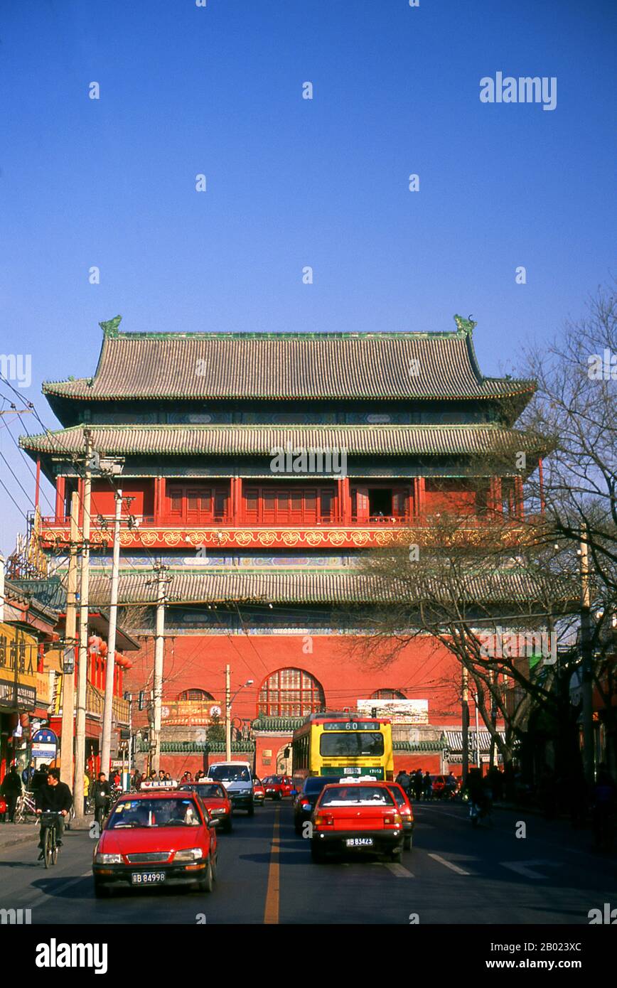 Cina: Drum Tower (Gulou), Pechino. Le torri Drum (Gǔlóu) e Bell (Zhōnglóu) furono originariamente costruite nel 1272 durante il regno di Kublai Khan (r. 1260-1294). L'imperatore Yongle (r. 1402-1424) ricostruì le torri nel 1420 e furono nuovamente rinnovate durante il regno dell'imperatore Qing Jiaqing (r. 1796-1820). Sia il tamburo che il campanile furono usati come cronisti durante le dinastie Yuan, Ming e Qing. Foto Stock