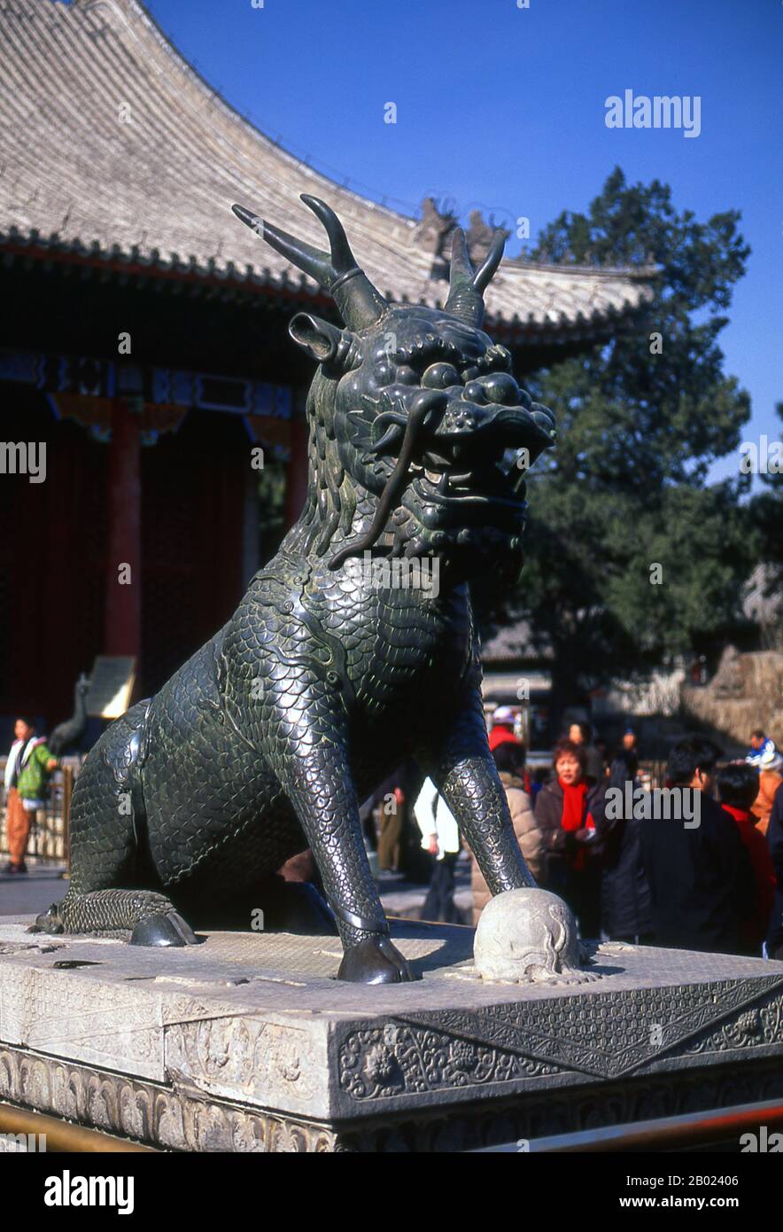 Cina: Un qilin di bronzo (chimera cinese) nel Palazzo d'Estate (Yíhe Yuan), Pechino. Il Qilin è una creatura chimerica cinese mitica, conosciuta in varie culture dell'Asia orientale, e si dice che appaia con l'imminente arrivo o il passaggio di un saggio saggio saggio o di un illustre sovrano. È spesso raffigurato con quello che sembra fuoco su tutto il suo corpo. Il Palazzo d'Estate (Yiheyuan) fu originariamente creato durante la dinastia Ming, ma fu progettato nella sua forma attuale dall'imperatore Qing Qianlong (r. 1736-1795). Foto Stock