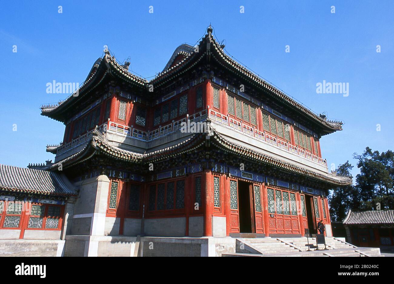 Cina: Giardino della virtù e dell'armonia (Deheyuan) dedicato all'esecuzione dell'Opera di Pechino e luogo preferito dell'imperatrice madre Cixi (1835-1908), Palazzo d'Estate (Yíhe Yuan), Pechino. Il Palazzo d'Estate (Yiheyuan) fu originariamente creato durante la dinastia Ming, ma fu progettato nella sua forma attuale dall'imperatore Qing Qianlong (r. 1736-1795). È tuttavia la madre di Qianlong, l'imperatrice madre Qing Cixi, che è più irrevocabilmente legata al palazzo, dal momento che lo fece restaurare due volte durante il suo regno, la prima nel 1860 dopo che fu saccheggiata dalle truppe britanniche e francesi durante la seconda guerra dell'oppio. Foto Stock