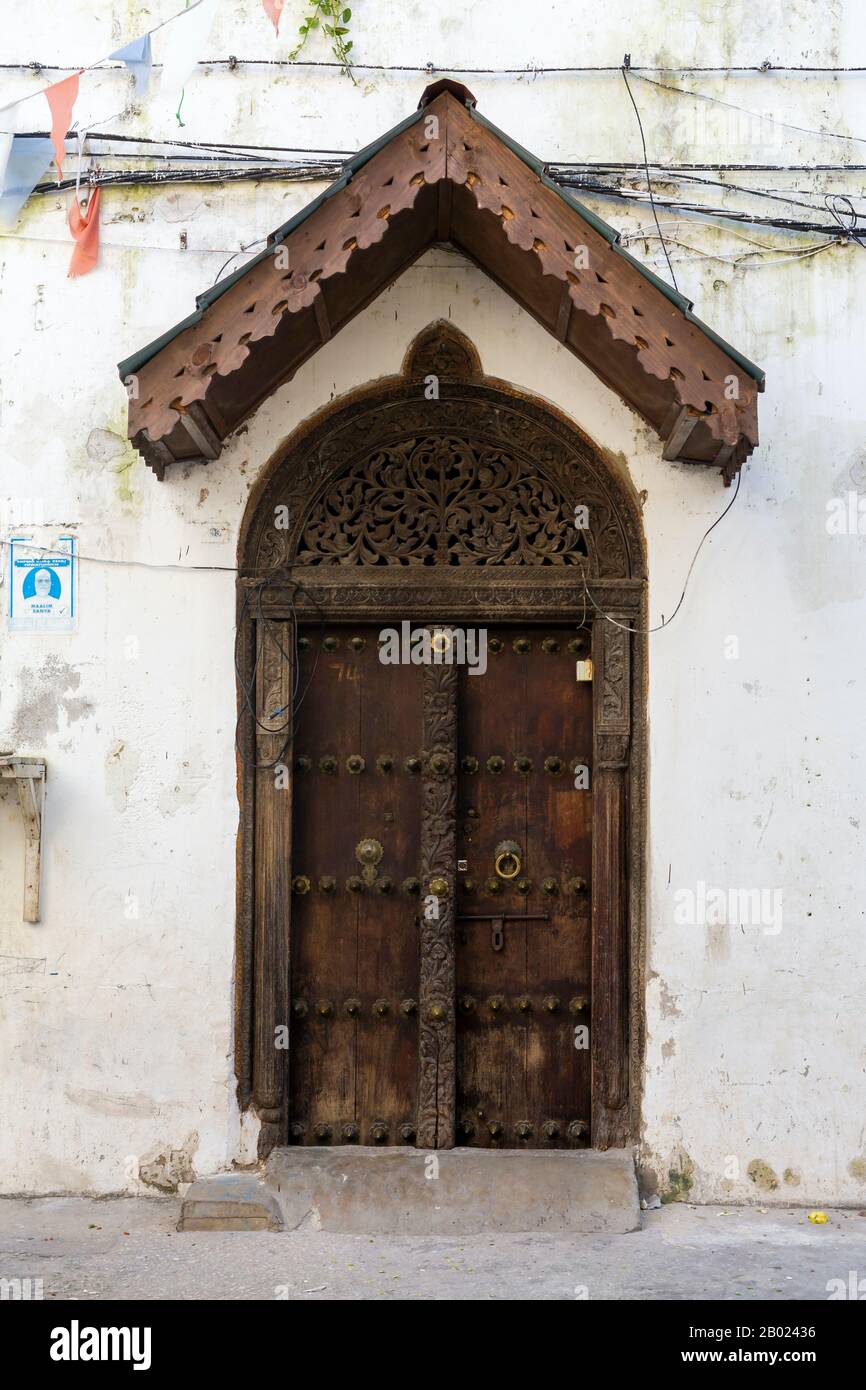 Porta tradizionale Stone Town Zanzibar Foto Stock