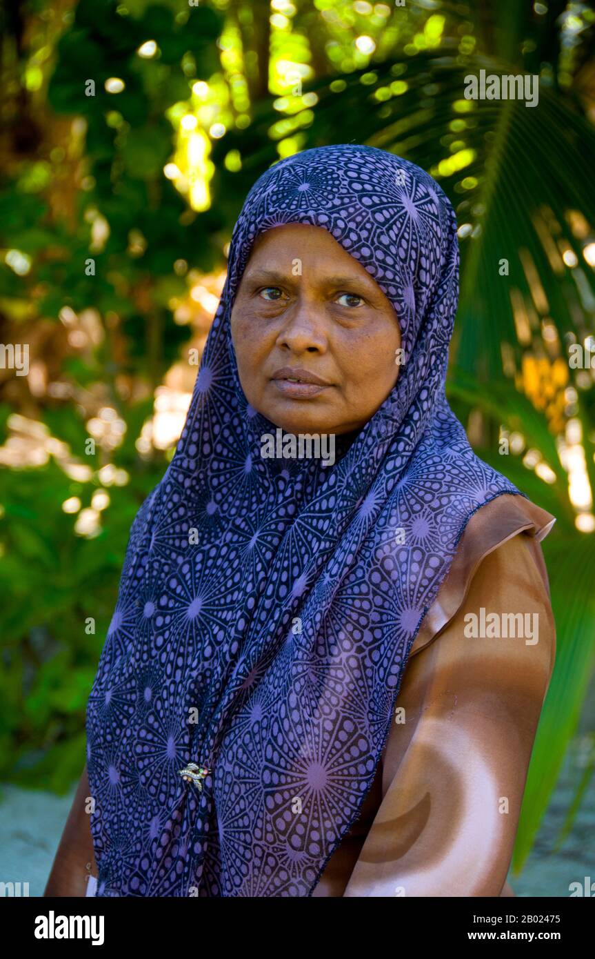 Maldive: Mariyam Faan, un abitante dell'isola di Feydhoo, atollo di Addu (atollo di Seenu). La nazione più piccola e meno conosciuta dell'Asia, la Repubblica delle Maldive, si trova sparsi da nord a sud attraverso un raggio di 750 chilometri dell'Oceano Indiano, 500 chilometri a sud-ovest dello Sri Lanka. Più di 1000 isole, insieme a innumerevoli banchi e scogliere, sono raggruppate in una catena di diciannove atolli che si estende da un punto a ovest di Colombo a poco a sud dell'equatore. Gli atolli, formati da grandi anelli di corallo basati sulla cresta del sottomarino Laccadive-Chagos, variano notevolmente nelle dimensioni. Foto Stock
