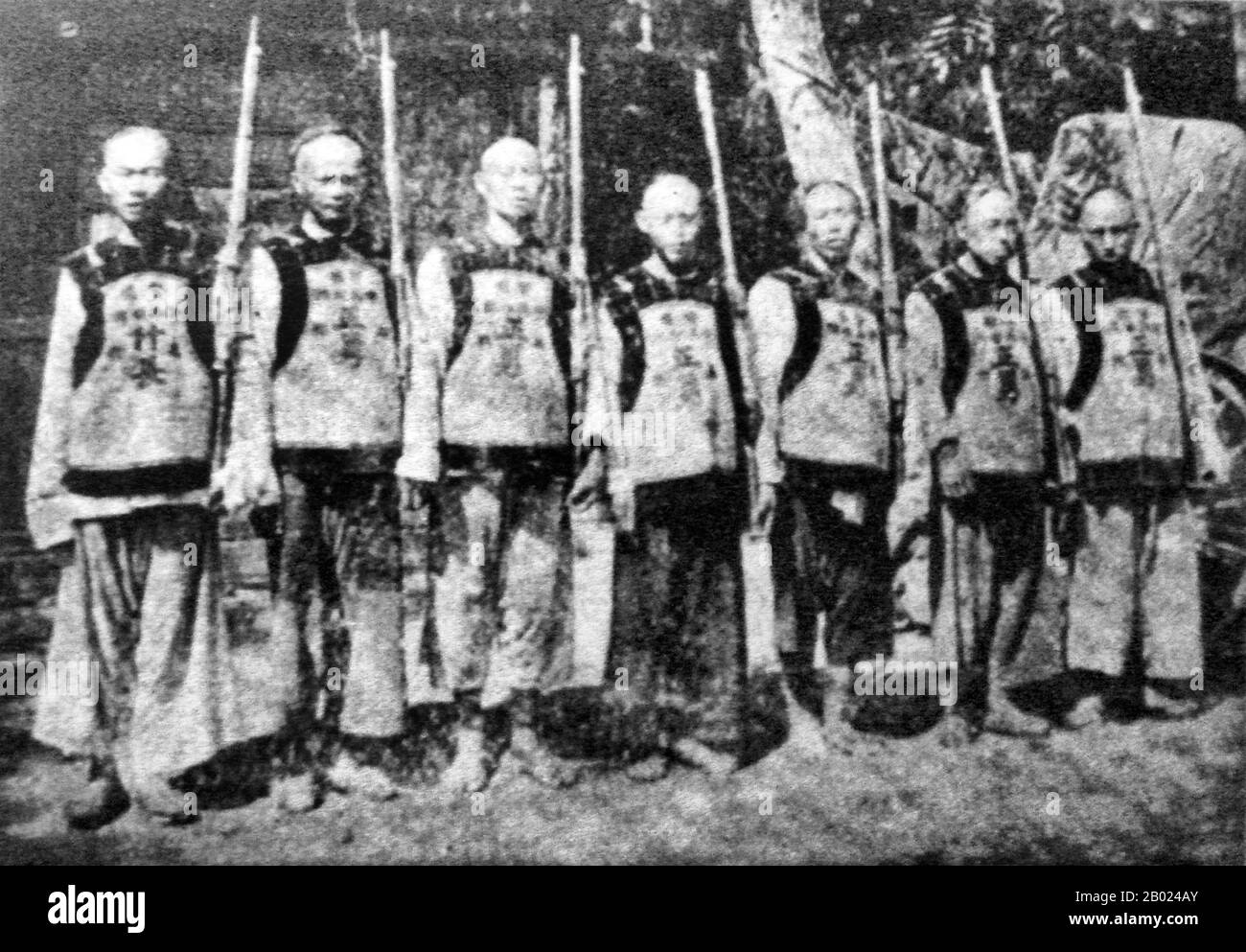 Cina: Guardie della città vecchia di Shanghai (Nanshi), c. 1880-1890. La città Vecchia di Shanghai (Shànghăi Gùchéng) si riferisce all'area più antica di Shanghai, più spesso chiamata semplicemente Nanshi, 'città del Sud', giacché si trovava a sud dei vecchi insediamenti internazionali. È di forma circolare ed era circondata da un muro difensivo. Le caratteristiche degne di nota includono il Tempio del Dio della Citta', che si trova nel centro della Citta' Vecchia ed e' collegato al Giardino Yuyuan. Oggi, la maggior parte delle mura sono state sostituite da ampi viali circolari, il Renmin Lu a nord e lo Zhonghua Lu a sud. Foto Stock