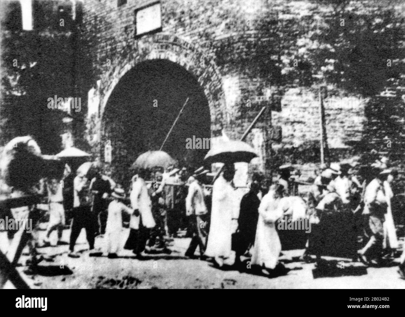 La Città Vecchia di Shanghai (Shànghăi Gùchéng) si riferisce alla zona più antica di Shanghai, più spesso chiamata semplicemente Nanshi, 'Città del Sud', come si trova a sud dei vecchi insediamenti internazionali. E' di forma circolare, ed era circondata da un muro difensivo. Caratteristiche notevoli includono il Tempio di Dio della Città, che si trova nel centro della Città Vecchia ed e' collegato al Giardino di Yuyuan. Oggi, la maggior parte delle mura sono state sostituite da ampi viali circolari, il Renmin Lu a nord e Zhonghua Lu a sud. Foto Stock