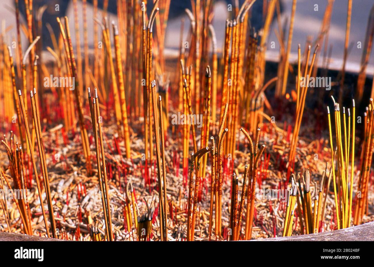 Cina: Incenso, Liurong si (Tempio dei sei alberi di Banyan), Guangzhou, provincia del Guangdong. Liurong si (Tempio dei sei alberi di Banyan), è stata fondata oltre 1.400 anni fa. Gli alberi che ispirarono il poeta e calligrafo dell'XI secolo su Dongpo a nominare il tempio sono morti da allora. Affacciato su tutto si trova la Hua Ta (Pagoda dei Fiori), una snella reliquia della dinastia Song, costruita nel 1097. Foto Stock