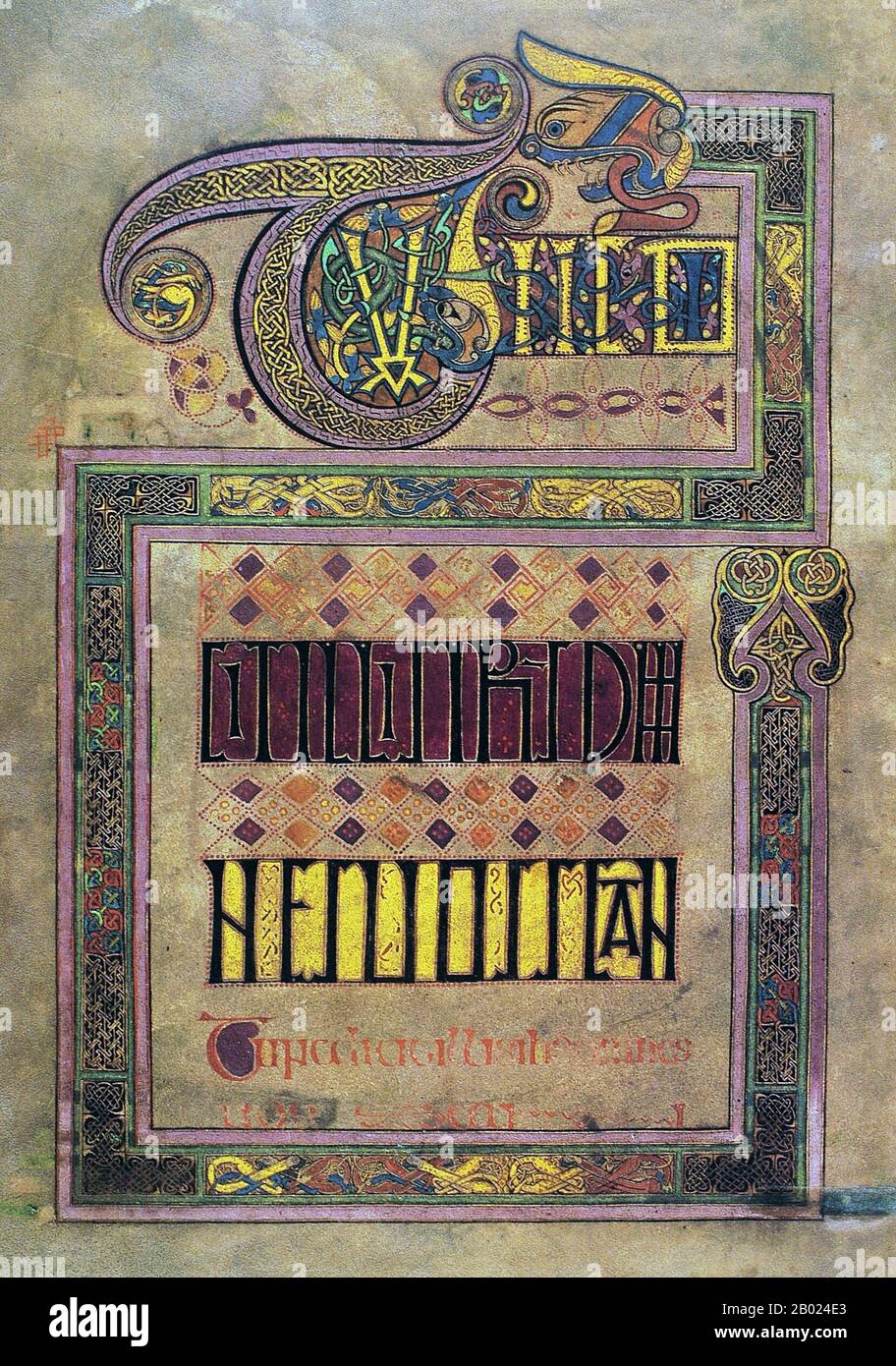 Irlanda/Scozia: Folio 114r, testo decorato. Dit. Tunc.. Il Libro di Kells, c. 800 d.C. Il Libro di Kells (irlandese: Leabhar Cheanannais) (Dublino, Trinity College Library, MS A. I. (58), a volte noto come il Libro di Columba) è un manoscritto miniato evangelico in latino, contenente i quattro Vangeli del nuovo Testamento insieme a vari testi e tabelle prefatori. Fu creato dai monaci celtici intorno al 800 o poco prima. Il testo dei Vangeli è in gran parte tratto dalla Vulgata, anche se include anche diversi passaggi tratti da versioni precedenti della Bibbia. Foto Stock