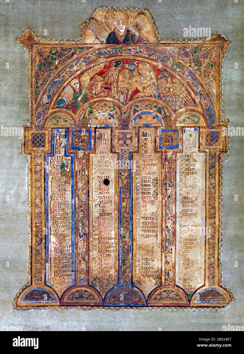 Irlanda/Scozia: Una pagina del canone eusabiano. Il Libro di Kells, c. 800 d.C. Il Libro di Kells (irlandese: Leabhar Cheanannais) (Dublino, Trinity College Library, MS A. I. (58), a volte noto come il Libro di Columba) è un manoscritto miniato evangelico in latino, contenente i quattro Vangeli del nuovo Testamento insieme a vari testi e tabelle prefatori. Fu creato dai monaci celtici intorno al 800 o poco prima. Il testo dei Vangeli è in gran parte tratto dalla Vulgata, anche se include anche diversi passaggi tratti dalle versioni precedenti della Bibbia nota come Vetus Latina. Foto Stock