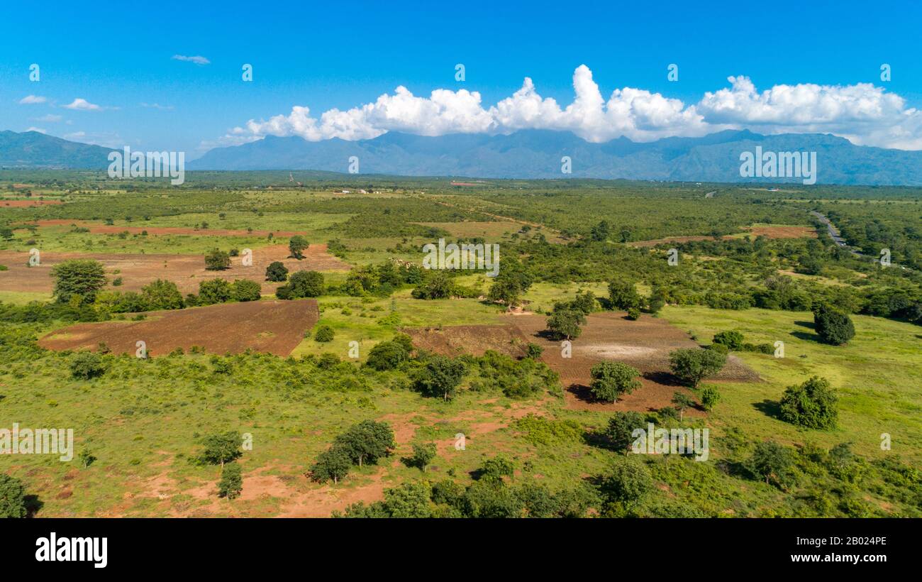 Veduta aerea di infiniti pascoli lussureggianti e terreni agricoli della città di morogoro, Tanzania Foto Stock