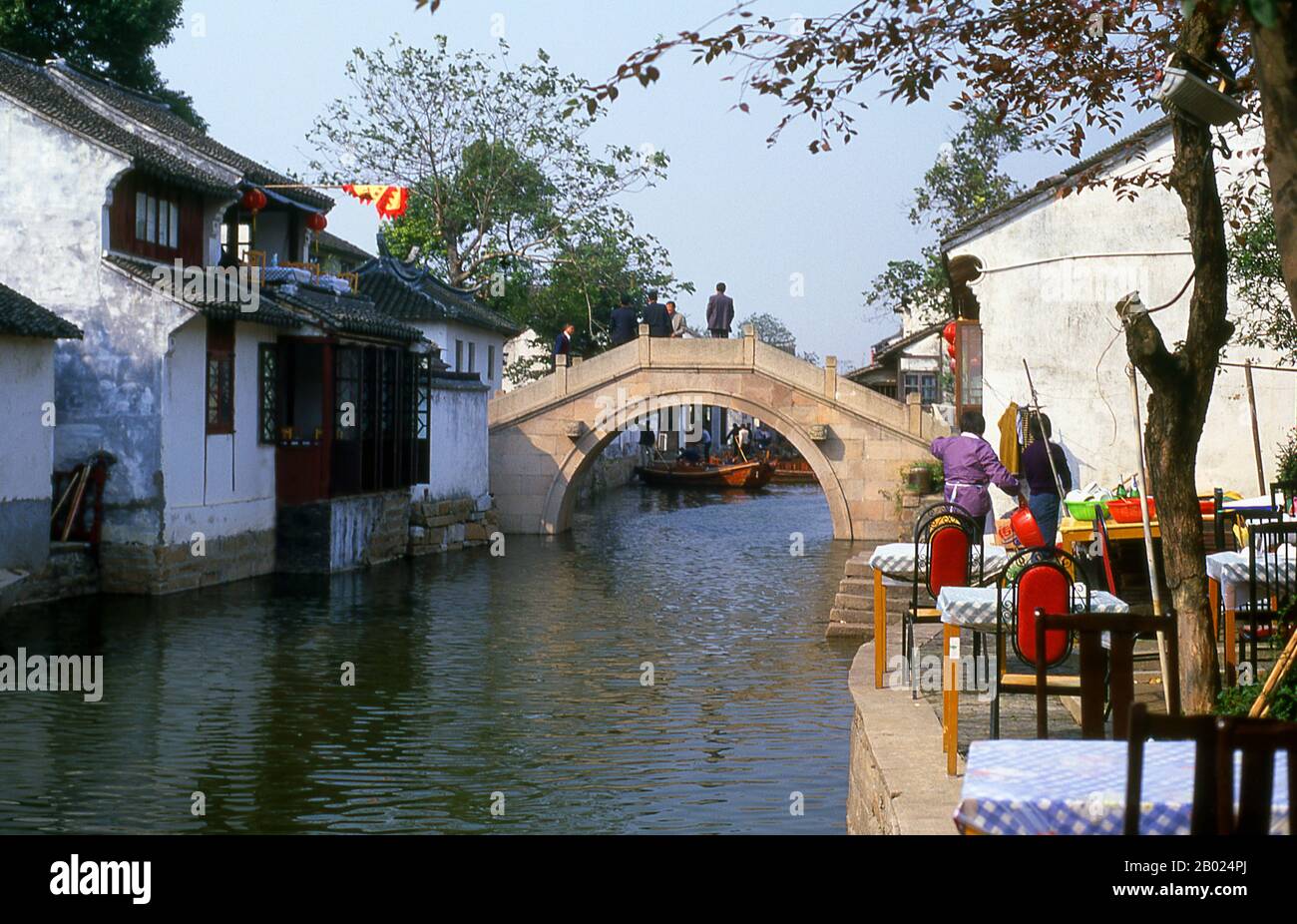 Cina: Ponte e canale nella «città dell'acqua» di Zhouzhuang, provincia di Jiangsu. Zhouzhuang è una delle più famose cittadine acquatiche della Cina e risale al periodo primaverile e autunnale (770-476 a.C.). La maggior parte dell'antico proprio visto oggi è stata infatti costruita durante il periodo Ming o Qing. Foto Stock