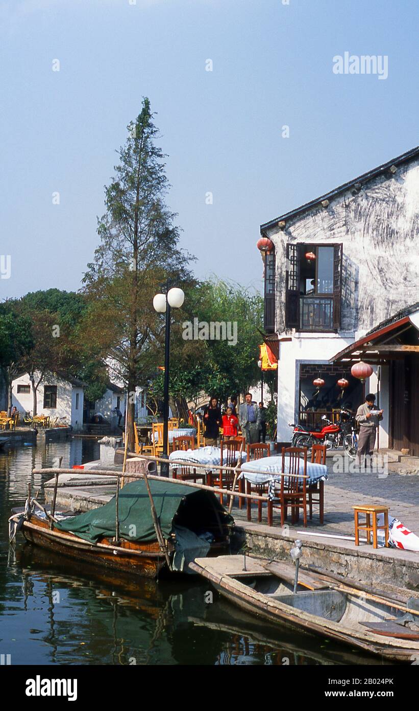 Cina: Un canale nella «città idrica» di Zhouzhuang, provincia di Jiangsu. Zhouzhuang è una delle più famose cittadine acquatiche della Cina e risale al periodo primaverile e autunnale (770-476 a.C.). La maggior parte dell'antica città visitata oggi è stata infatti costruita durante il periodo Ming o Qing. Foto Stock