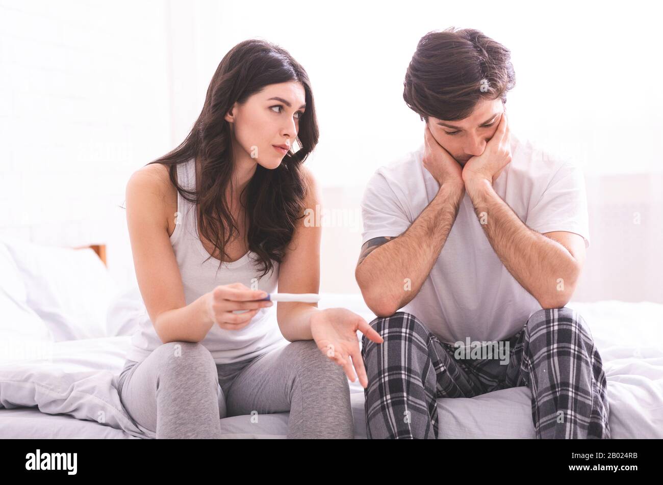 Coppia preoccupata con esito negativo del test di gravidanza a casa Foto Stock