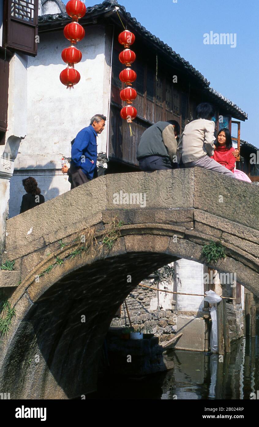 Cina: Ponte e canale nella «città dell'acqua» di Zhouzhuang, provincia di Jiangsu. Zhouzhuang è una delle più famose cittadine acquatiche della Cina e risale al periodo primaverile e autunnale (770-476 a.C.). La maggior parte dell'antico proprio visto oggi è stata infatti costruita durante il periodo Ming o Qing. Foto Stock