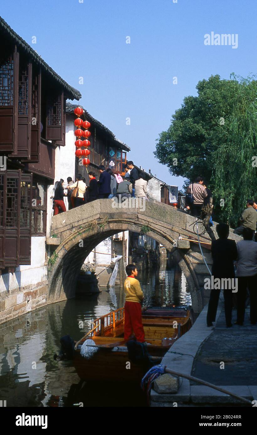 Cina: Ponte e canale nella «città dell'acqua» di Zhouzhuang, provincia di Jiangsu. Zhouzhuang è una delle più famose cittadine acquatiche della Cina e risale al periodo primaverile e autunnale (770-476 a.C.). La maggior parte dell'antico proprio visto oggi è stata infatti costruita durante il periodo Ming o Qing. Foto Stock
