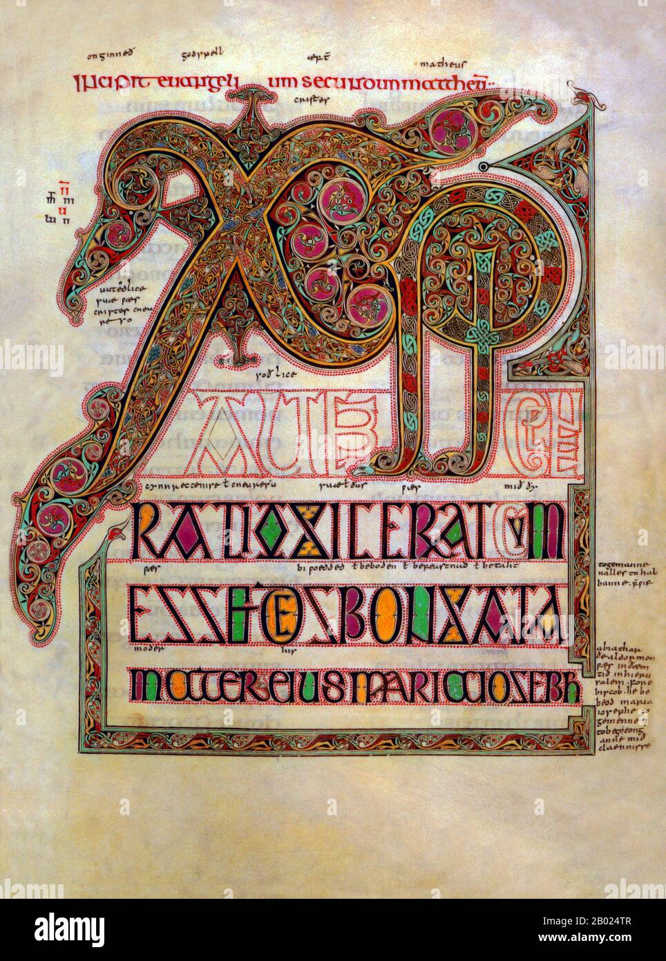 Il Lindisfarne Gospels è un libro manoscritto illuminato del Vangelo prodotto intorno all'anno 700 CE in un monastero sull'isola di Lindisfarne, al largo della costa del Northumberland. Ora è in mostra nella British Library di Londra. Il manoscritto è una delle opere più raffinate nello stile unico dell'arte Hiberno-sassone o dell'Insonal, che combina elementi mediterranei, anglosassoni e celtici. Si presume che i Vangeli di Lindisfarne siano opera di un monaco chiamato Eadfrith, che divenne vescovo di Lindisfarne nel 698 e morì nel 721. La borsa di studio attuale indica una data intorno al 715, e si ritiene che siano stati prodotti Foto Stock