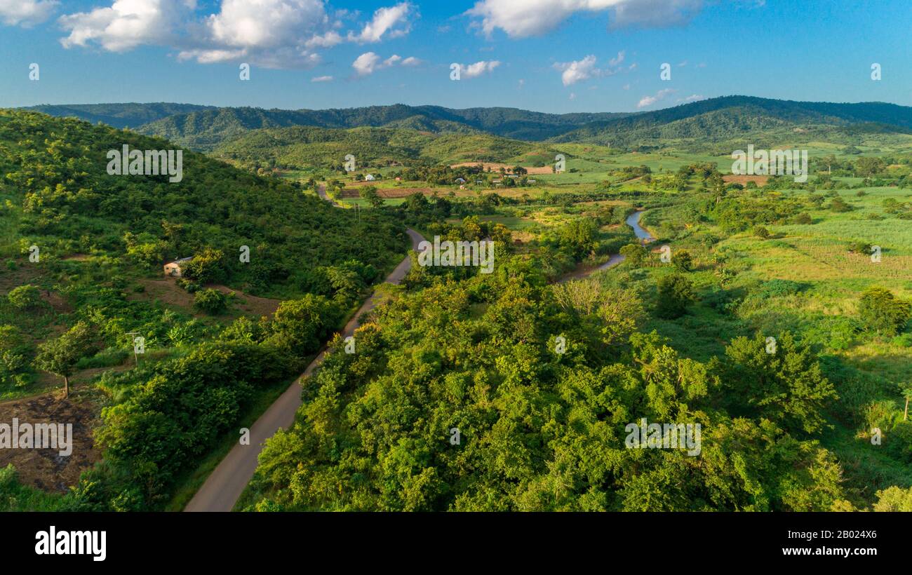 Veduta aerea di infiniti pascoli lussureggianti e terreni agricoli della città di morogoro, Tanzania Foto Stock