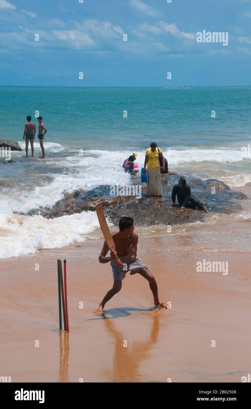 Sri Lanka: Cricket giocato sulla spiaggia del Monte Lavinia, a sud di Colombo. Il cricket è lo sport più popolare dello Sri Lanka. Lo Sri Lanka è una delle dieci nazioni che partecipano ai test di cricket e una delle cinque nazioni che hanno vinto una coppa del mondo di cricket. Il cricket è giocato a livello professionale, semi-professionale e ricreativo nel paese e le partite di cricket internazionali sono osservate con interesse da una grande parte della popolazione. Il cricket fu portato per la prima volta sull'isola dagli inglesi e si ritiene che sia stato giocato lì intorno al 1800. Foto Stock