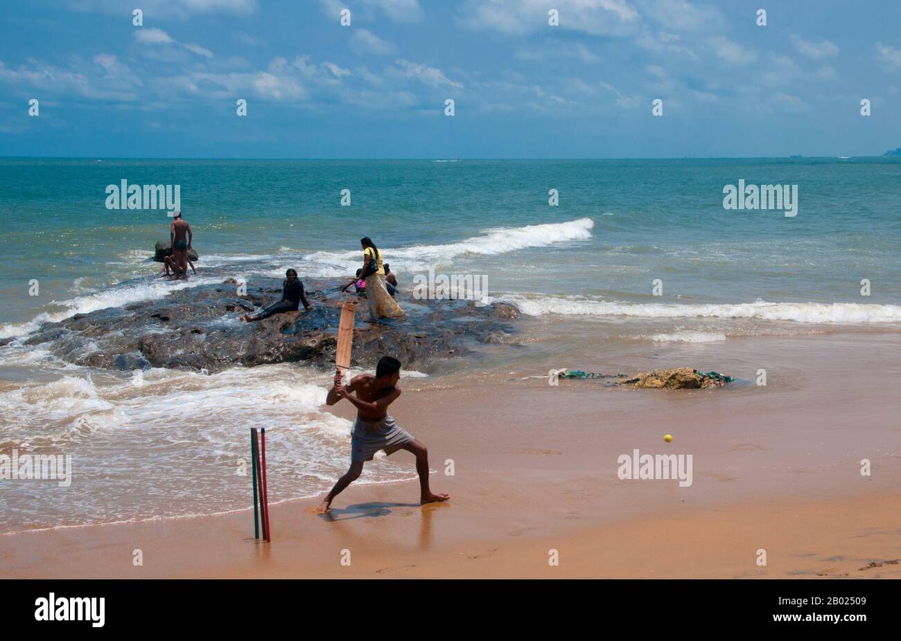 Sri Lanka: Cricket giocato sulla spiaggia del Monte Lavinia, a sud di Colombo. Il cricket è lo sport più popolare dello Sri Lanka. Lo Sri Lanka è una delle dieci nazioni che partecipano ai test di cricket e una delle cinque nazioni che hanno vinto una coppa del mondo di cricket. Il cricket è giocato a livello professionale, semi-professionale e ricreativo nel paese e le partite di cricket internazionali sono osservate con interesse da una grande parte della popolazione. Il cricket fu portato per la prima volta sull'isola dagli inglesi e si ritiene che sia stato giocato lì intorno al 1800. Foto Stock