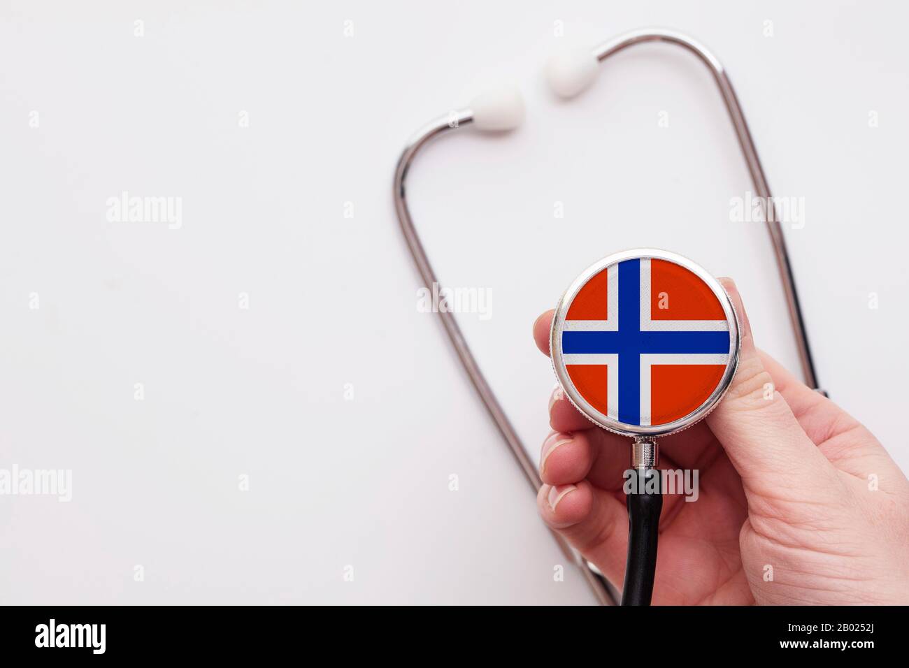 Concetto di assistenza sanitaria in Norvegia. Medico che detiene uno stetoscopio medico. Foto Stock