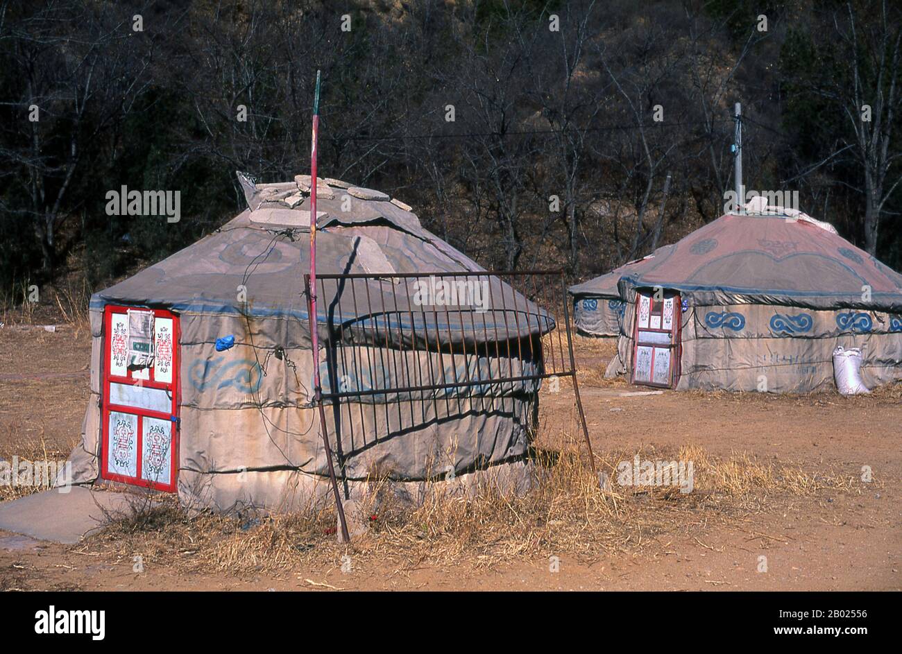 La parola yurt è originalmente da una parola turkica che si riferisce all'impronta lasciata nel terreno da un yurt commosso e, per estensione, a volte la patria di una persona, i parenti, o l'appanage feudale. Il termine è stato utilizzato in riferimento alle abitazioni fisiche simili a tende solo in altre lingue. Foto Stock