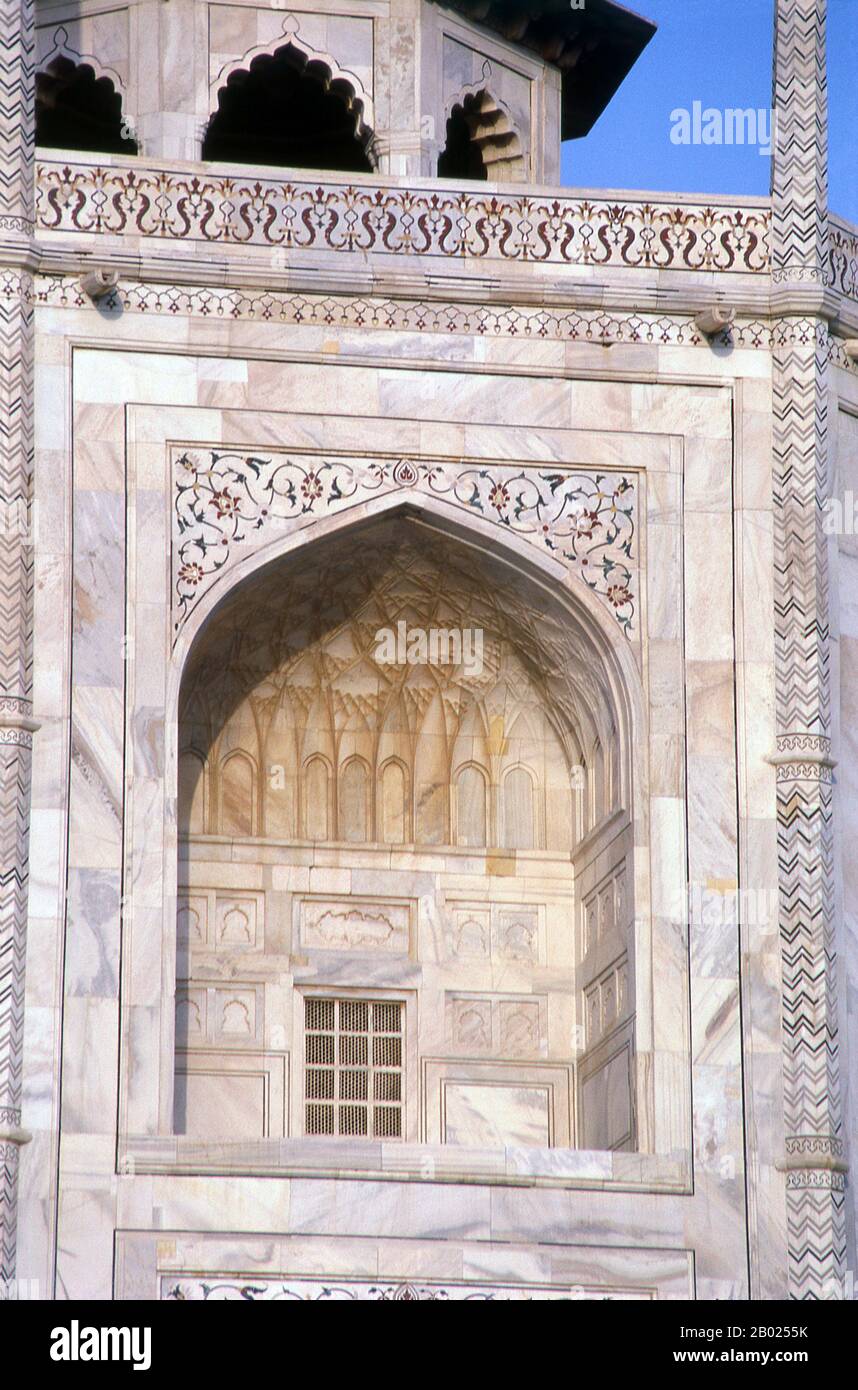 Il Taj Mahal fu costruito tra il 1632 e il 1648 dall'imperatore Mughal Shah Jahan (1592 - 1666) in memoria della sua terza moglie, Mumtaz Mahal. Il Taj Mahal incorpora ed espande le tradizioni di design dell'architettura Persiana e dell'architettura Mughal precedente. L'ispirazione specifica è venuta da edifici Timurid e Mughal di successo, tra cui: Il Gur-e Amir (la tomba di Timur, progenitore della dinastia Mughal, in Samarcanda), la Tomba di Humayun, la Tomba di Itmad-Ud-Daulah (a volte chiamata il Baby Taj) e il proprio Jama Masjid di Shah Jahan a Delhi. Mentre gli edifici Mughal precedenti erano principalmente costruiti di sabbia rossa Foto Stock