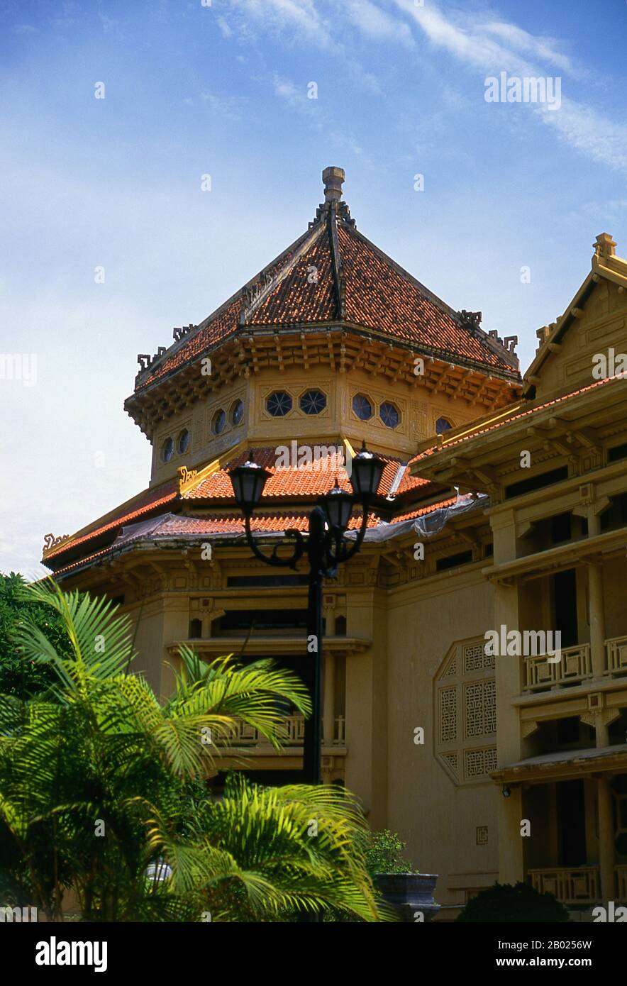 Vietnam: Il Museo di storia di Hanoi. L'edificio del Museo di storia risale al periodo coloniale francese. Progettato e costruito dall'architetto Ernest Hébrard nel 1925, funzionava originariamente come Museo dell'École francese d'Extrême-Orient. A differenza del Teatro dell'Opera di Hanoi, che è puramente e senza scrupoli francese in ispirazione e stile, Hébrard fu pioniere di un nuovo stile ibrido di architettura che chiamò indochinoise che doveva incorporare elementi di architettura vietnamita, Khmer e francese. Foto Stock