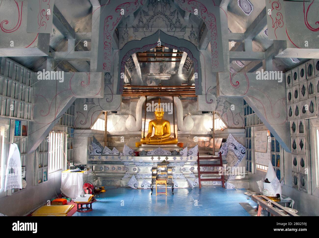Thailandia: Interno infinito di nuovo viharn d'argento, Wat Sri Suphan, Chiang mai, Thailandia settentrionale. Il vecchio quartiere degli argentieri centrato su Baan Wua Lai (villaggio delle mucche maculate) si estende lungo entrambi i lati di Wua Lai Road, a sud della città vecchia di Chiang mai. Questa comunità di artigiani, ricca e consolidata da tempo, mantiene una tradizione che risale a più di due secoli, al tempo della ristabilizione di Chiang mai da parte di Chao Kawila negli anni successivi al 1797. Gli argentieri sono stati a lungo valutati e tenuti in grande considerazione dalle corti reali dalla Birmania a Giava, e in tempi passati dal regno LAN Na. Foto Stock