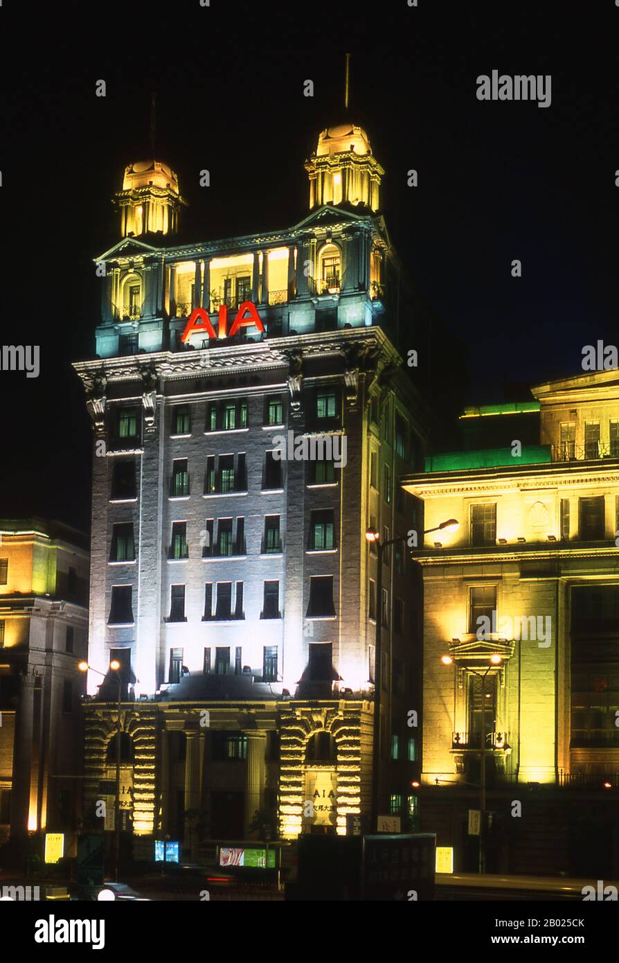 Cina: L'ex North China Daily News Building, ora l'edificio AIA sul Bund (Zhongshan Donglu) di notte, Shanghai. Il Bund (cinese: Wàitān) è un'area del distretto di Huangpu nel centro di Shanghai. L'area si concentra su una sezione di Zhongshan Road (East-1 Zhongshan Road) all'interno dell'ex insediamento internazionale di Shanghai, che corre lungo la riva occidentale del fiume Huangpu, di fronte a Pudong, nella parte orientale del distretto di Huangpu. Il Bund di solito si riferisce agli edifici e ai moli su questa sezione della strada, così come ad alcune aree adiacenti. Shanghai ha iniziato la sua vita come villaggio di pescatori. Foto Stock