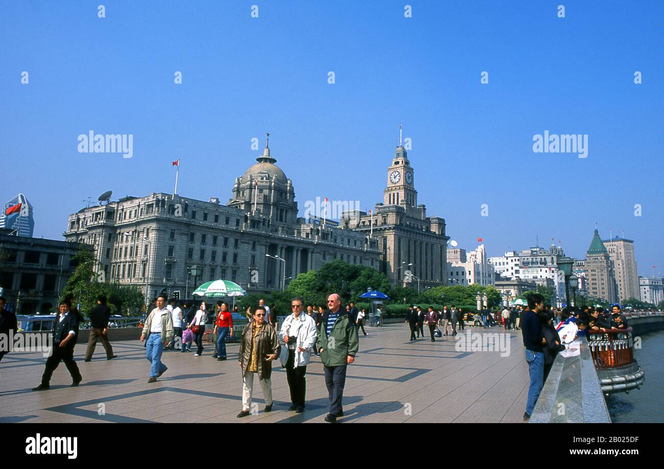 Cina: Passeggiata sul Bund, Zhongshan Donglu, Shanghai. Il Bund (cinese: Wàitān) è un'area del distretto di Huangpu nel centro di Shanghai. L'area si concentra su una sezione di Zhongshan Road (East-1 Zhongshan Road) all'interno dell'ex insediamento internazionale di Shanghai, che corre lungo la riva occidentale del fiume Huangpu, di fronte a Pudong, nella parte orientale del distretto di Huangpu. Il Bund di solito si riferisce agli edifici e ai moli su questa sezione della strada, così come ad alcune aree adiacenti. Shanghai iniziò la sua vita come villaggio di pescatori, e più tardi come porto che riceveva merci trasportate lungo il fiume Yangzi Foto Stock