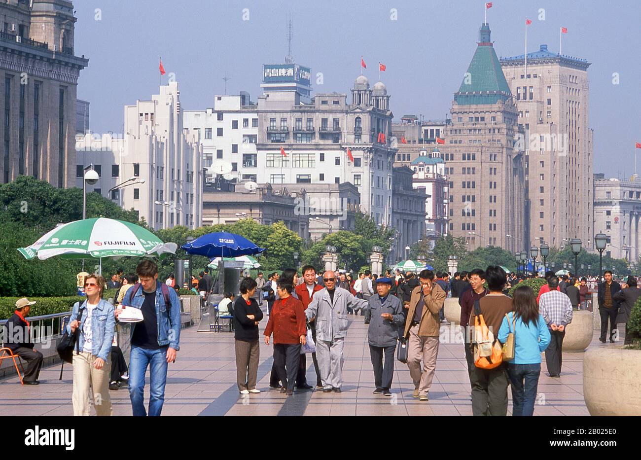 Cina: Passeggiata sul Bund, Zhongshan Donglu, Shanghai. Il Bund (cinese: Wàitān) è un'area del distretto di Huangpu nel centro di Shanghai. L'area si concentra su una sezione di Zhongshan Road (East-1 Zhongshan Road) all'interno dell'ex insediamento internazionale di Shanghai, che corre lungo la riva occidentale del fiume Huangpu, di fronte a Pudong, nella parte orientale del distretto di Huangpu. Il Bund di solito si riferisce agli edifici e ai moli su questa sezione della strada, così come ad alcune aree adiacenti. Shanghai iniziò la sua vita come villaggio di pescatori, e più tardi come porto che riceveva merci trasportate lungo il fiume Yangzi Foto Stock