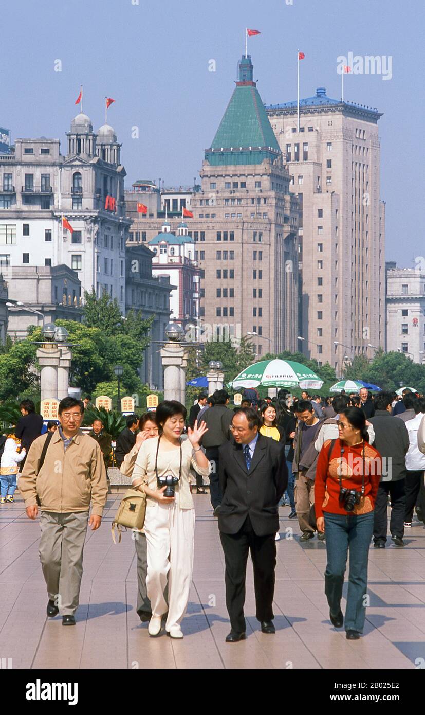 Cina: Passeggiata sul Bund, Zhongshan Donglu, Shanghai. Il Bund (cinese: Wàitān) è un'area del distretto di Huangpu nel centro di Shanghai. L'area si concentra su una sezione di Zhongshan Road (East-1 Zhongshan Road) all'interno dell'ex insediamento internazionale di Shanghai, che corre lungo la riva occidentale del fiume Huangpu, di fronte a Pudong, nella parte orientale del distretto di Huangpu. Il Bund di solito si riferisce agli edifici e ai moli su questa sezione della strada, così come ad alcune aree adiacenti. Shanghai iniziò la sua vita come villaggio di pescatori, e più tardi come porto che riceveva merci trasportate lungo il fiume Yangzi Foto Stock
