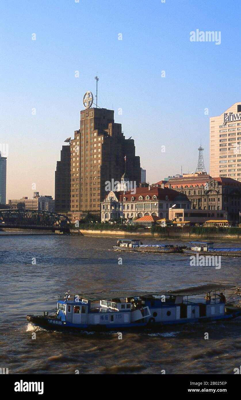 Cina: Edificio Bayer, Consolato Russo, Ponte Waibaidu e fiume Huangpu a Suzhou Creek, Shanghai, 2000. Shanghai iniziò la sua vita come villaggio di pescatori, e più tardi come porto che riceveva merci trasportate lungo il fiume Yangzi. Dal 1842 in poi, dopo la prima guerra dell'oppio, i britannici aprirono una "concessione" a Shanghai, dove i trafficanti di droga e altri commercianti potevano operare indisturbati. Francesi, italiani, tedeschi, americani e giapponesi seguirono tutti. Negli anni '1920 e '1930, Shanghai era una città boom e una parola d'ordine internazionale per la dissipazione. Foto Stock