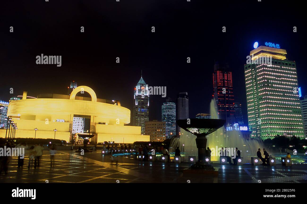 Il Museo di Shanghai ospita più di 120.000 manufatti che rappresentano quasi cinque millenni di continua civiltà cinese. L'edificio è stato progettato dall'architetto di Shanghai Xing Tonghe per rappresentare un'antica imbarcazione in bronzo a tre gambe. Incorpora anche la geometria sacra di Yuanqiu, l'altare circolare al Tempio del Paradiso (Tiantan) a Pechino, con una base quadrata (che rappresenta la terra) sormontata da una sovrastruttura circolare (che rappresenta il cielo). E' stato completato nel 1996 e ha cinque piani con un'area totale di oltre 39.200 mq. (420.000 piedi quadrati). Shanghai ha iniziato la vita come un fis Foto Stock