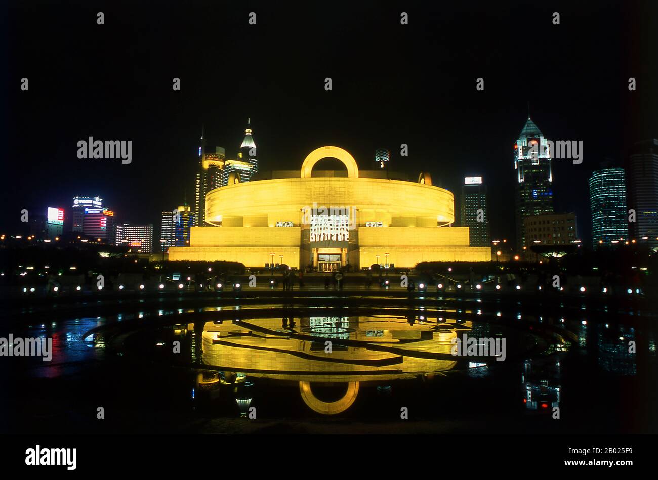 Cina: Museo di Shanghai (Shanghai Bowuguan) nel Parco del popolo (Renmin Gongyuan) con i grattacieli circostanti, Shanghai. Il Museo di Shanghai ospita più di 120.000 manufatti che rappresentano quasi cinque millenni di continua civiltà cinese. L'edificio è stato progettato dall'architetto di Shanghai Xing Tonghe per rappresentare un ding, o un'antica nave in bronzo a tre zampe. Incorpora anche la geometria sacra di Yuanqiu, l'altare circolare del Tempio del cielo (Tiantan) a Pechino, con una base quadrata (che rappresenta la terra) sormontata da una sovrastruttura circolare (che rappresenta il cielo). Foto Stock
