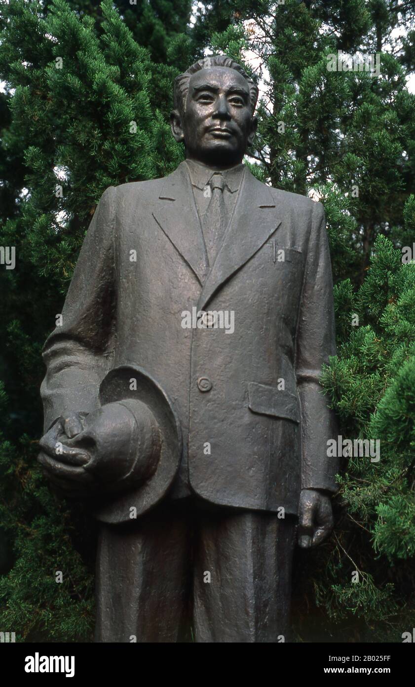 Cina: Statua di Zhou Enlai (5 marzo 1898 - 8 gennaio 1976), Zhou Enlai Residence, Shanghai. Zhou Enlai (Chou EN-lai) è stato il primo Premier della Repubblica Popolare Cinese, in carica dall'ottobre 1949 fino alla sua morte nel gennaio 1976. Zhou fu determinante per l'ascesa al potere del Partito Comunista, e successivamente per lo sviluppo dell'economia cinese e la ristrutturazione della società cinese. Shanghai iniziò la sua vita come villaggio di pescatori, e più tardi come porto che riceveva merci trasportate lungo il fiume Yangzi. Dal 1842 in poi, dopo la prima guerra dell'oppio, gli inglesi aprirono una "concessione". Foto Stock
