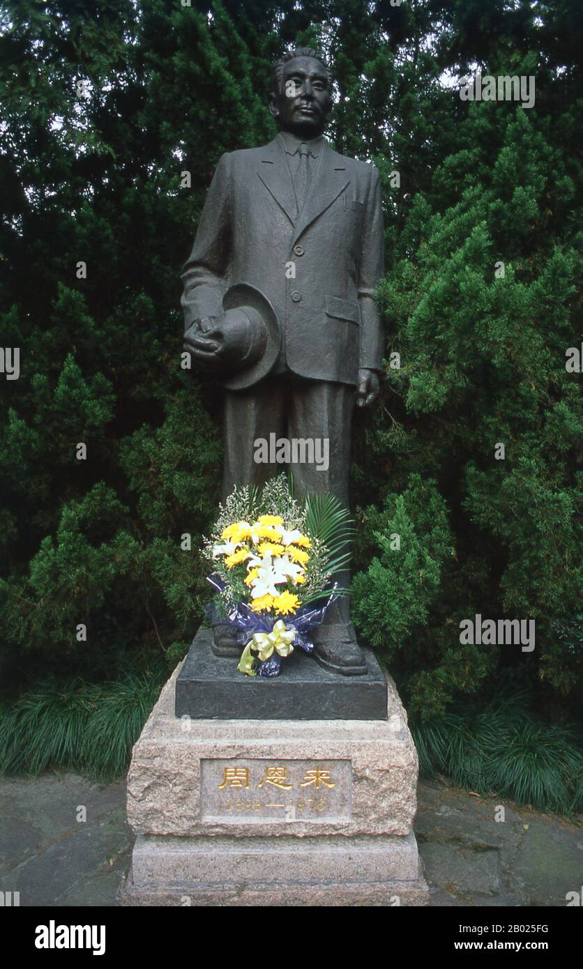 Cina: Statua di Zhou Enlai (5 marzo 1898 - 8 gennaio 1976), Zhou Enlai Residence, Shanghai. Zhou Enlai (Chou EN-lai) è stato il primo Premier della Repubblica Popolare Cinese, in carica dall'ottobre 1949 fino alla sua morte nel gennaio 1976. Zhou fu determinante per l'ascesa al potere del Partito Comunista, e successivamente per lo sviluppo dell'economia cinese e la ristrutturazione della società cinese. Shanghai iniziò la sua vita come villaggio di pescatori, e più tardi come porto che riceveva merci trasportate lungo il fiume Yangzi. Dal 1842 in poi, dopo la prima guerra dell'oppio, gli inglesi aprirono una "concessione". Foto Stock