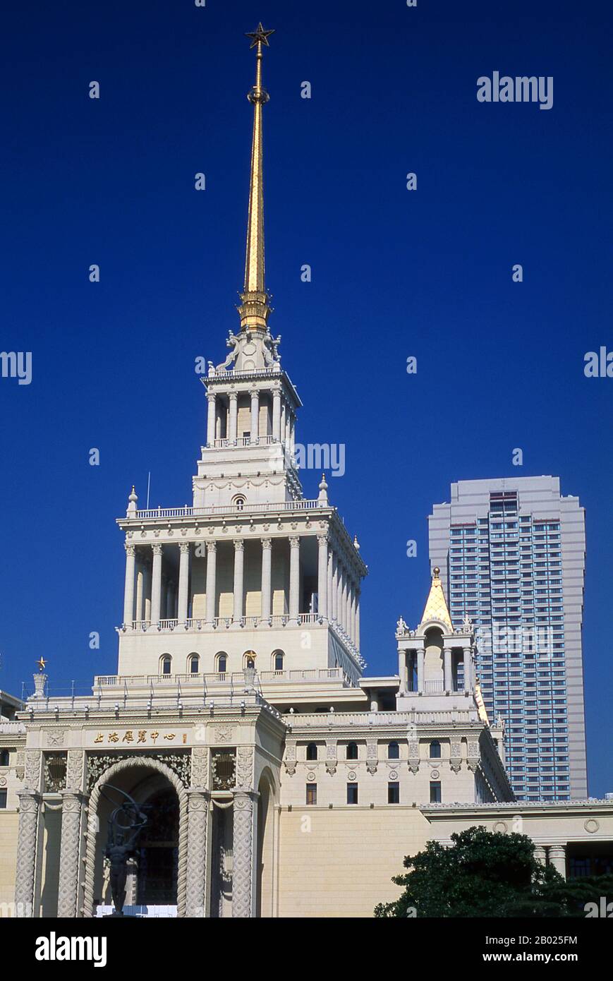Cina: Il Centro esposizioni di Shanghai, Shanghai. Il centro espositivo di Shanghai costruito in Unione Sovietica è un ottimo esempio di architettura socialista e risale ai primi anni '1950, un tempo noto per la sua solidarietà sino-sovietica. L'edificio è stato progettato da un architetto sovietico e combina il simbolismo comunista con elementi ispirati all'architettura della chiesa ortodossa orientale. Shanghai iniziò la sua vita come villaggio di pescatori, e più tardi come porto che riceveva merci trasportate lungo il fiume Yangzi. Dal 1842 in poi, dopo la prima guerra dell'oppio, i britannici aprirono una «concessione» a Shanghai. Foto Stock