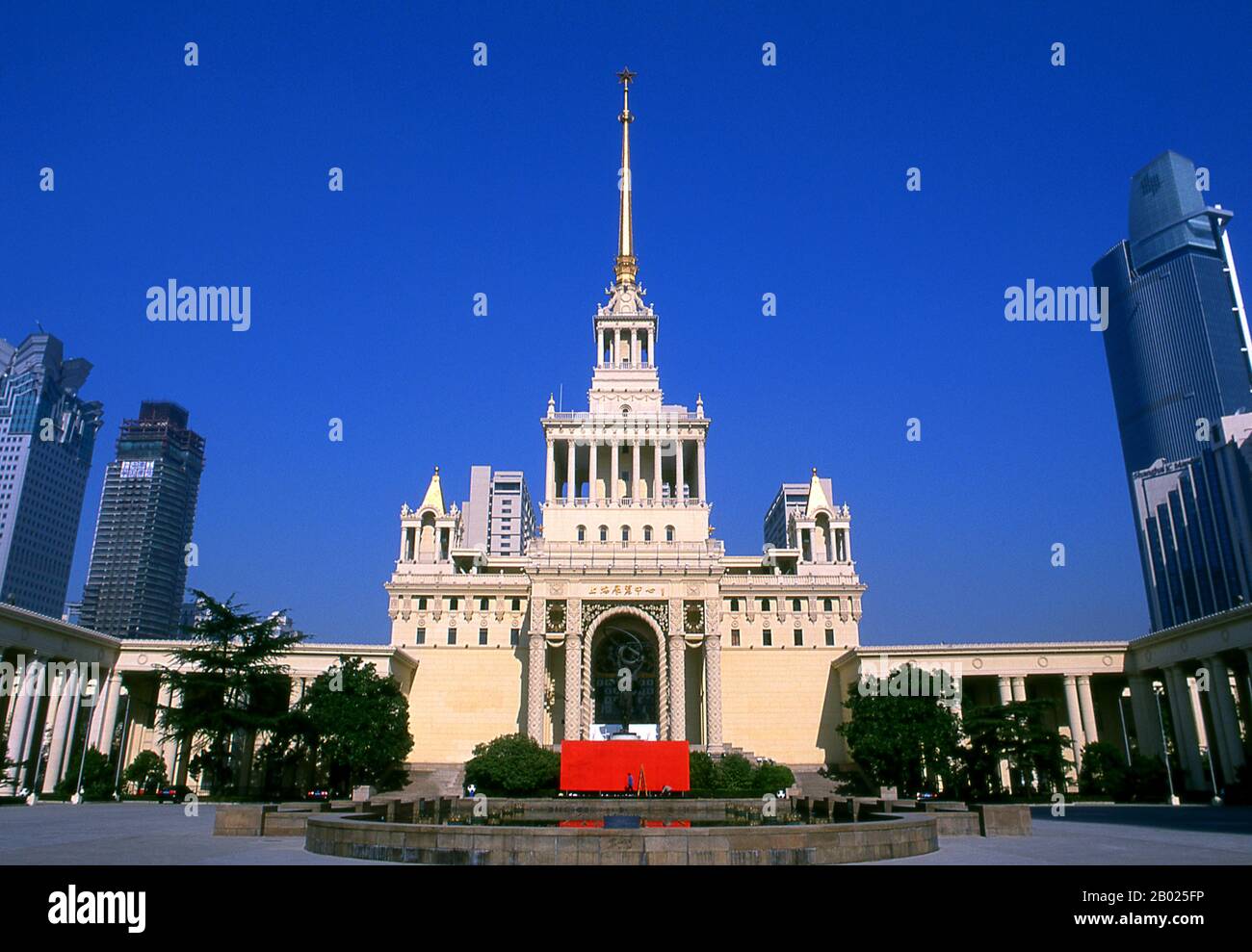 Cina: Il Centro esposizioni di Shanghai, Shanghai. Il centro espositivo di Shanghai costruito in Unione Sovietica è un ottimo esempio di architettura socialista e risale ai primi anni '1950, un tempo noto per la sua solidarietà sino-sovietica. L'edificio è stato progettato da un architetto sovietico e combina il simbolismo comunista con elementi ispirati all'architettura della chiesa ortodossa orientale. Shanghai iniziò la sua vita come villaggio di pescatori, e più tardi come porto che riceveva merci trasportate lungo il fiume Yangzi. Dal 1842 in poi, dopo la prima guerra dell'oppio, i britannici aprirono una «concessione» a Shanghai. Foto Stock