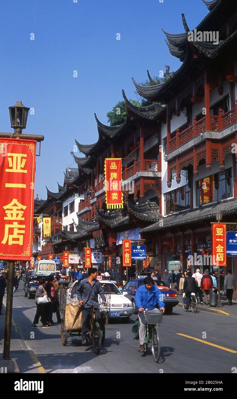 Cina: Taxi nella zona del Yuyuan Bazaar, Nanshi o nella città Vecchia di Shanghai. Shanghai iniziò la sua vita come villaggio di pescatori, e più tardi come porto che riceveva merci trasportate lungo il fiume Yangzi. Dal 1842 in poi, dopo la prima guerra dell'oppio, i britannici aprirono una "concessione" a Shanghai, dove i trafficanti di droga e altri commercianti potevano operare indisturbati. Francesi, italiani, tedeschi, americani e giapponesi seguirono tutti. Negli anni '1920 e '1930, Shanghai era una città boom e una parola d'ordine internazionale per la dissipazione. Foto Stock