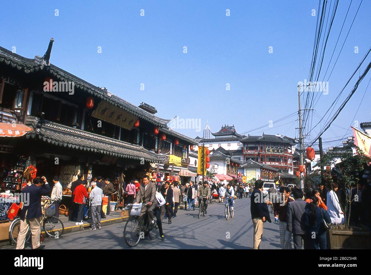 Cina: Scena di strada Fangbang Lu, Nanshi o la zona della città Vecchia, Shanghai. Shanghai iniziò la sua vita come villaggio di pescatori, e più tardi come porto che riceveva merci trasportate lungo il fiume Yangzi. Dal 1842 in poi, dopo la prima guerra dell'oppio, i britannici aprirono una "concessione" a Shanghai, dove i trafficanti di droga e altri commercianti potevano operare indisturbati. Francesi, italiani, tedeschi, americani e giapponesi seguirono tutti. Negli anni '1920 e '1930, Shanghai era una città boom e una parola d'ordine internazionale per la dissipazione. Foto Stock